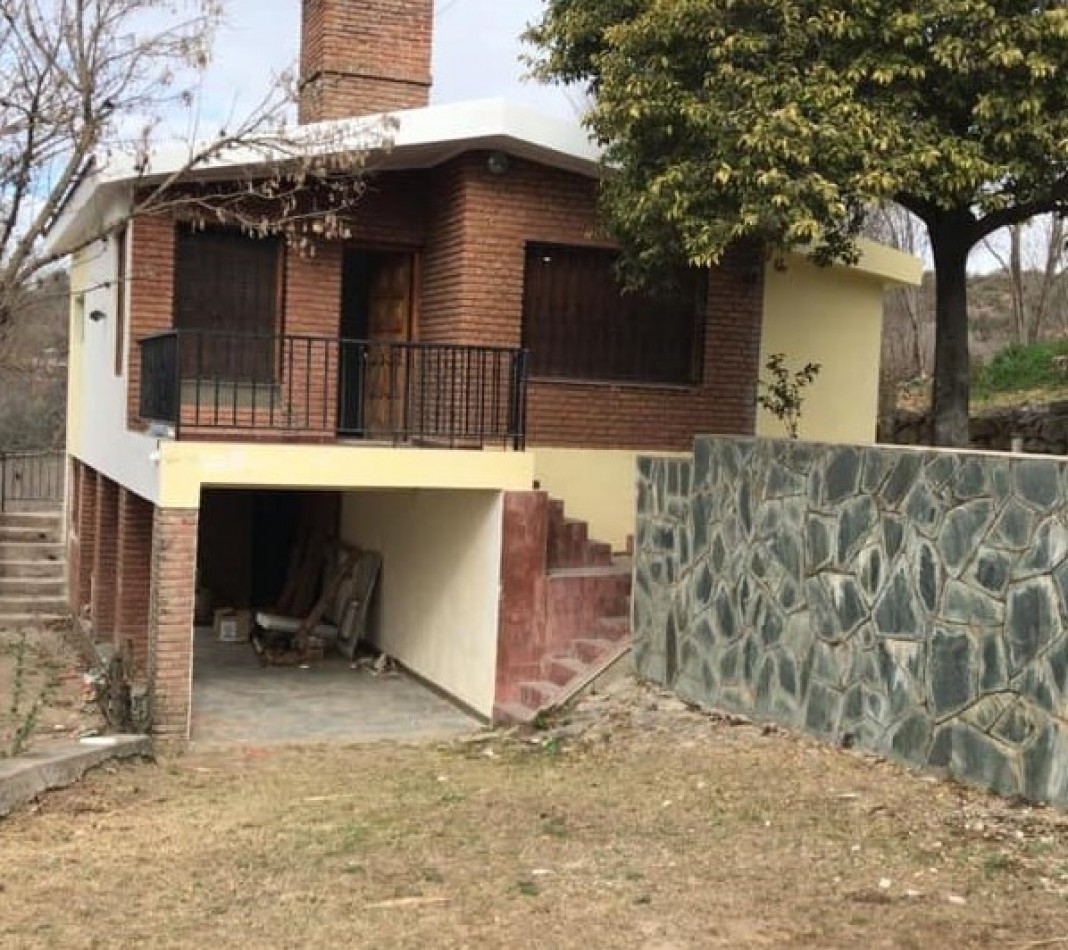 CASA EN VENTA CARLOS PAZ ENORME PATIO