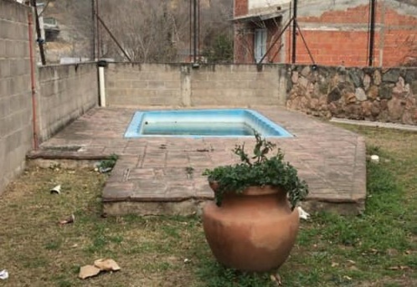 CASA EN VENTA CARLOS PAZ ENORME PATIO